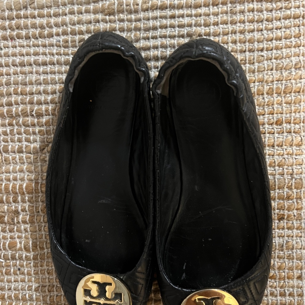 Tory Burch quilted Minnie ballet flat in black - Picture 2 of 3